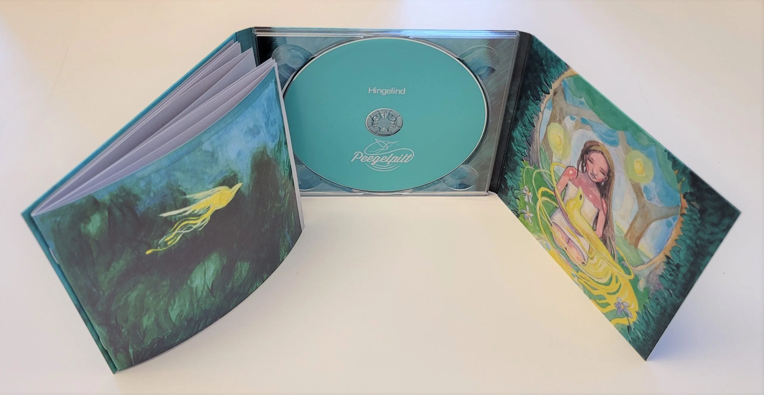 3-poolne CD digipakend 1 trayga ja liimitud bukletiga vasakul