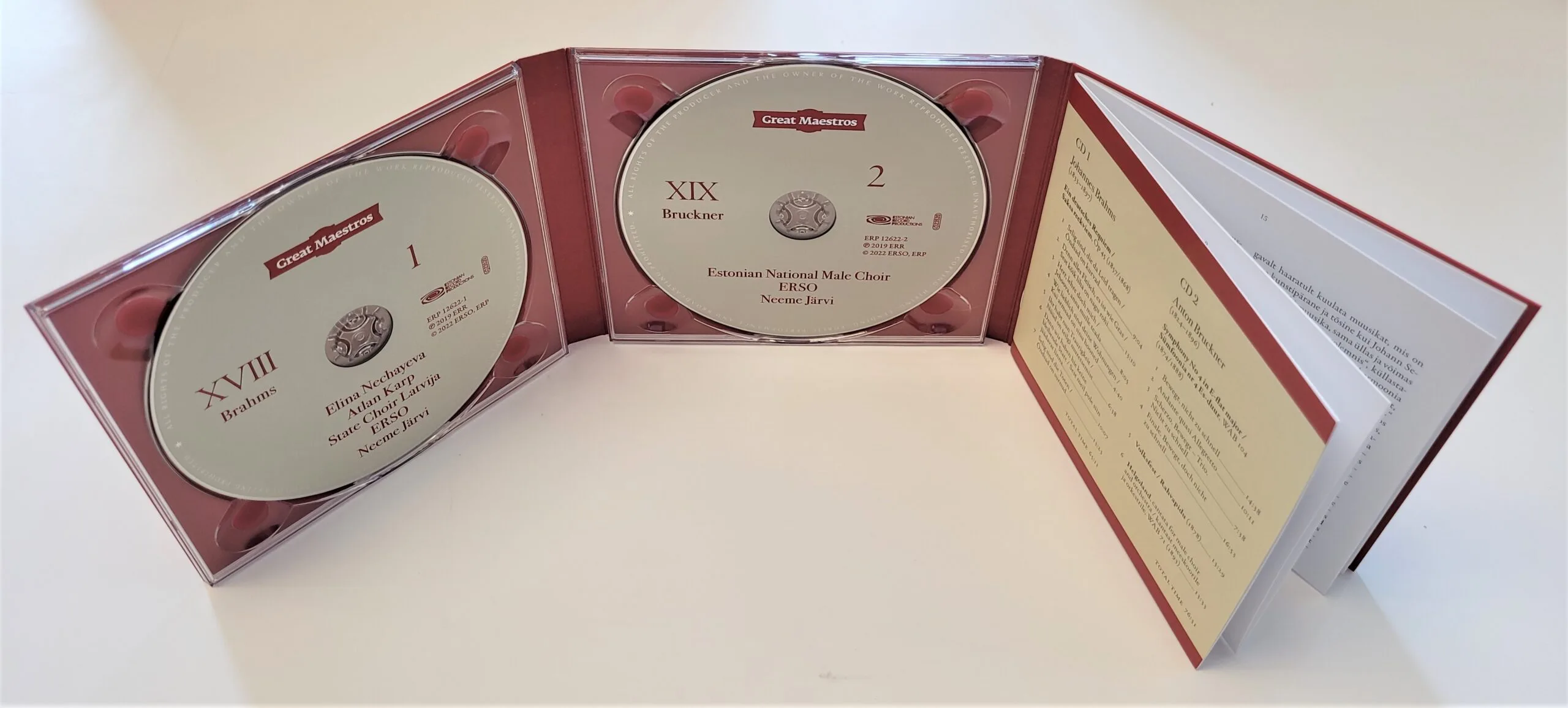 3-poolne CD digipakend 2 trayga (kahele CD-le) ja liimitud bukletiga paremal